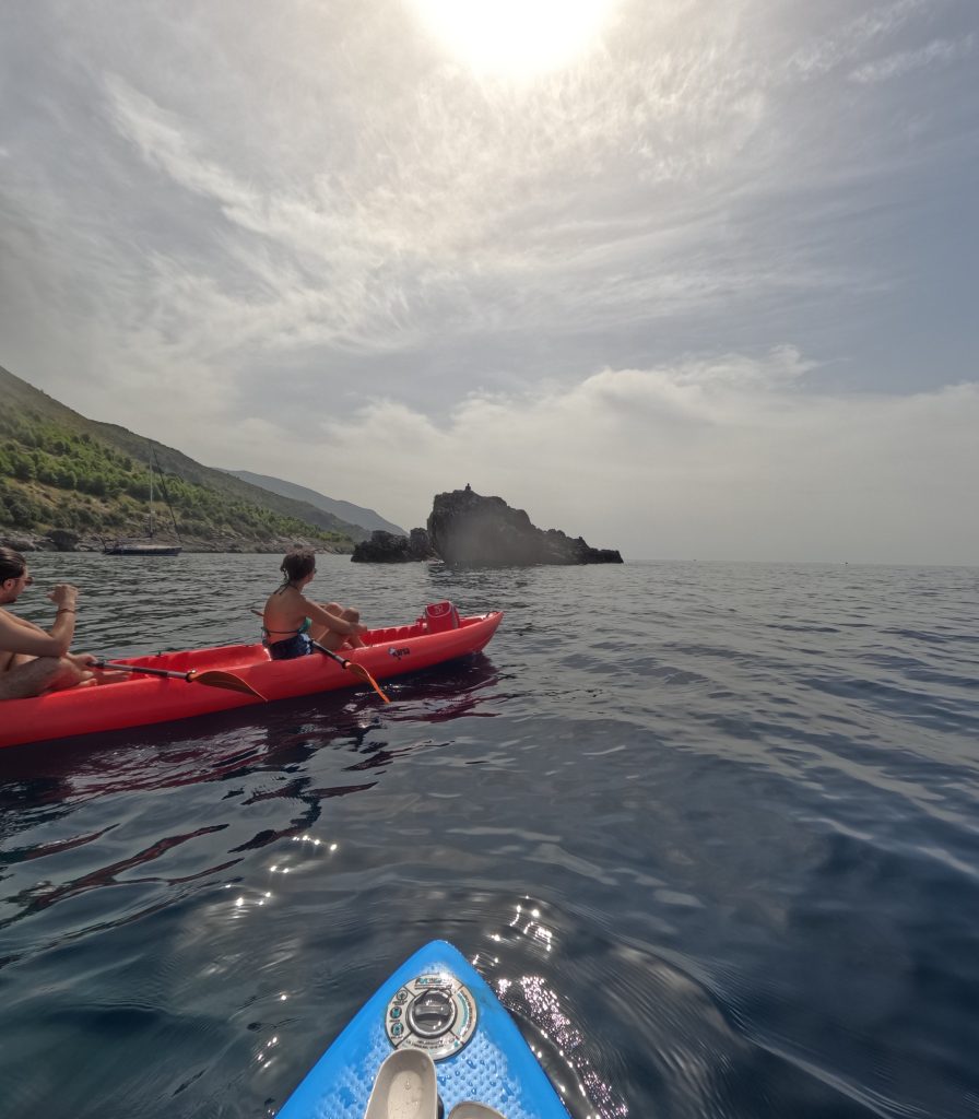 Turisti in gita in kayak a Sapri