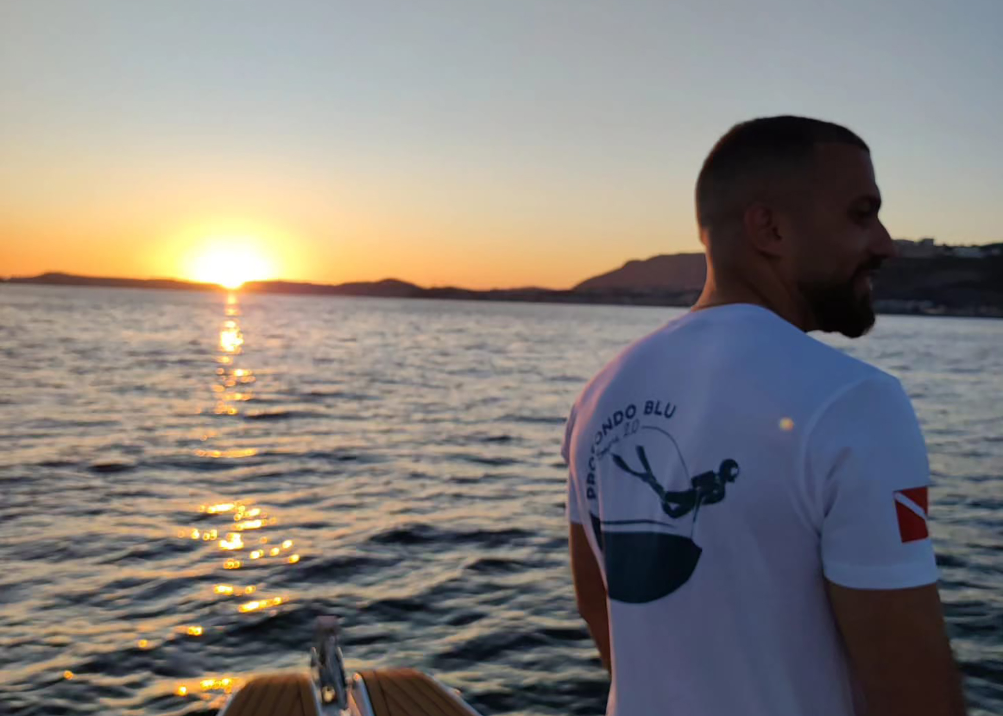 Giovane al tramonto prima di un'immersione notturna a sapri