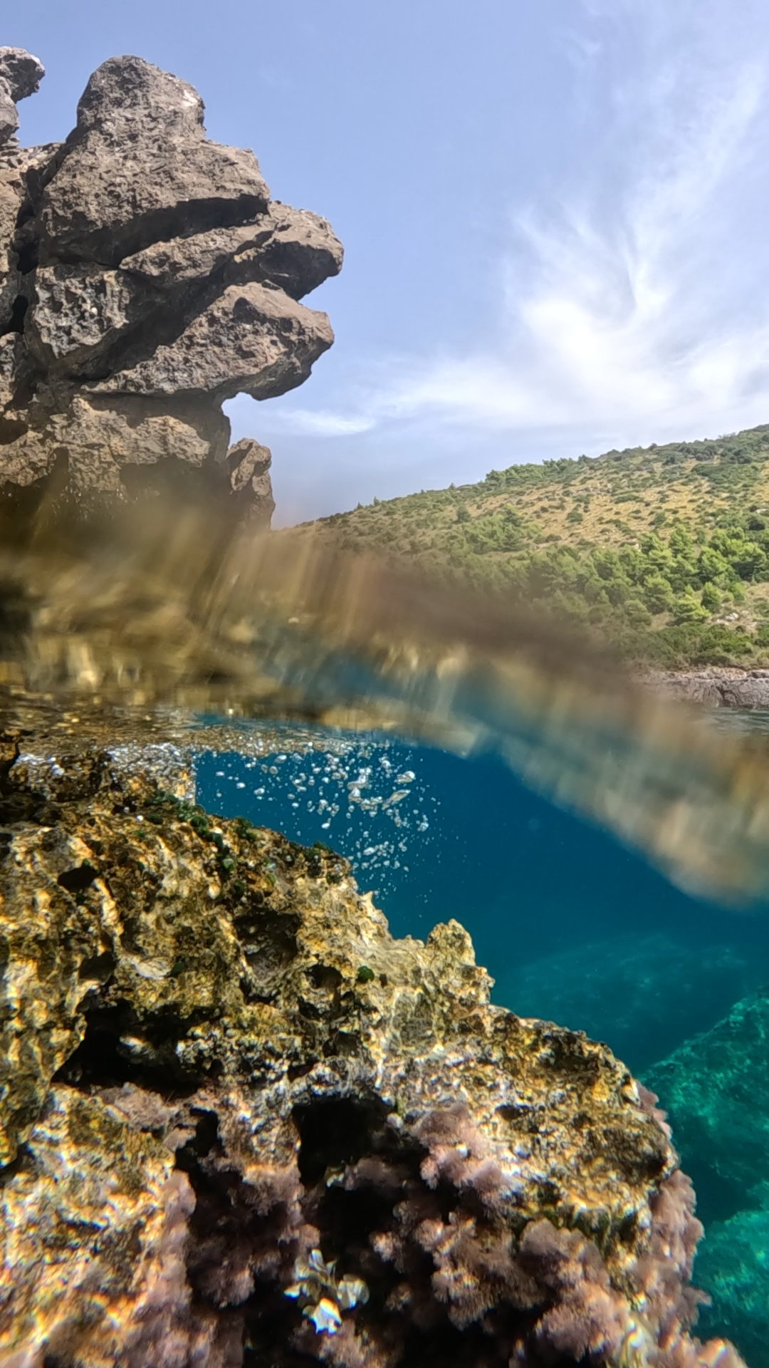 Scoglio dello Scialandro visto da un sommozzatore a Sapri