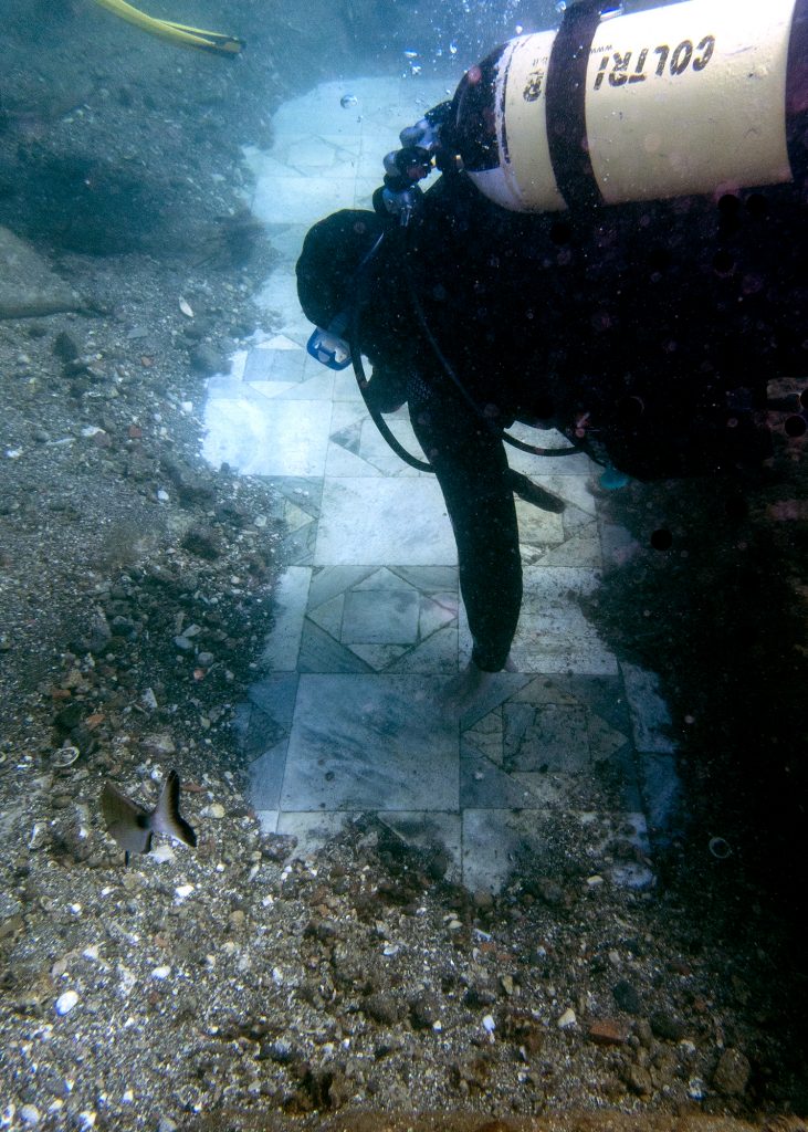 Subacqueo in immersione al Parco sommerso di baia

